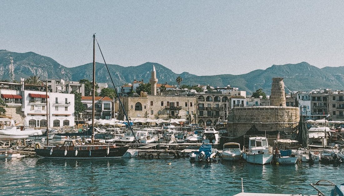 Kıbrıs'ın kuzey kıyısında yer alan Kyrenia (Girne), tarihi dokusu, berrak