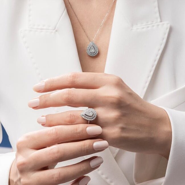 Blue Diamond, pırlantayı farklı mücevher formlarıyla bir araya getirerek geniş