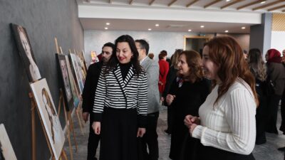 Bandırma Onyedi Eylül Üniversitesi'nde "Sessiz Çığlıklar" karma sergisi açıldı. Sanatseverleri