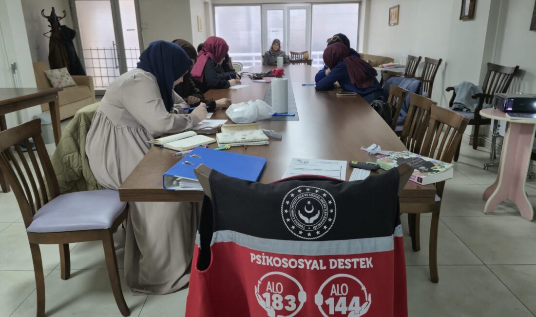 Bandırma’da düzenlenen eğitimde sosyal medya ve dijital oyunların etkileri anlatıldı.