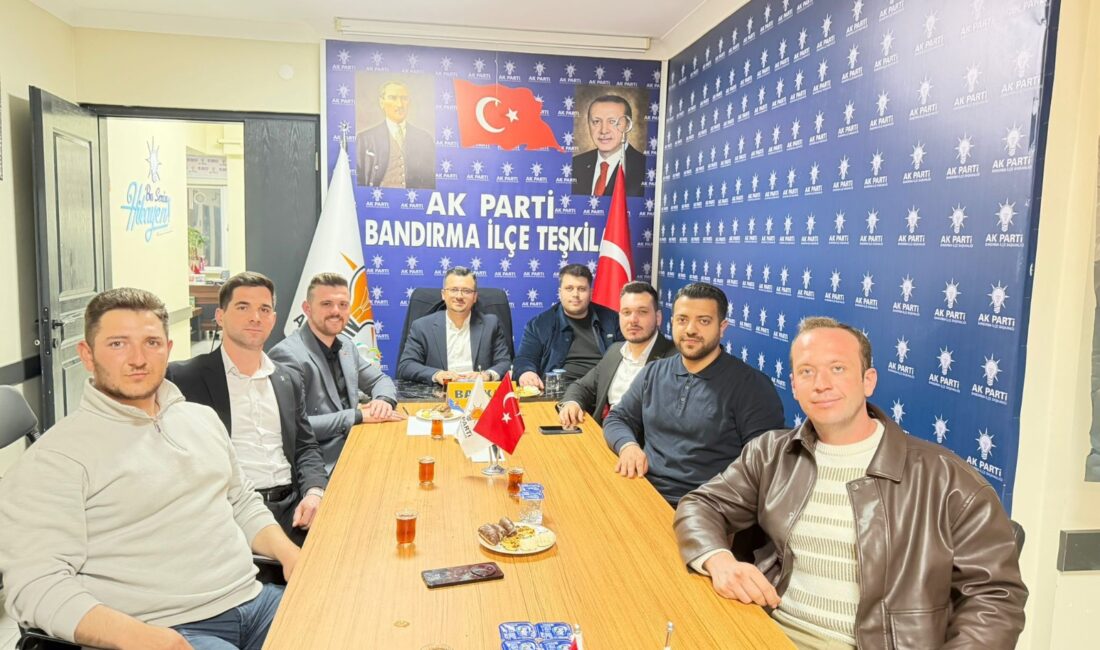 AK Parti Balıkesir Gençlik Kolları Başkanı Dönmez, Bandırma'da ilçe başkanlarıyla
