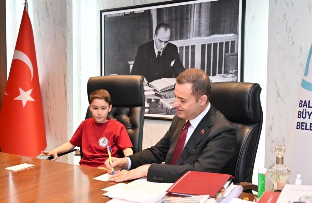 Balıkesir'de 23 Nisan coşkusu! Başkan Akın, koltuğunu çocuklara devretti. Bu