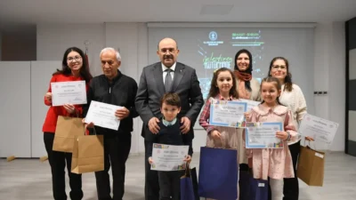 Vali İsmail Ustaoğlu, 62. Kütüphane Haftası'nda öğrenci sergilerini gezdi ve