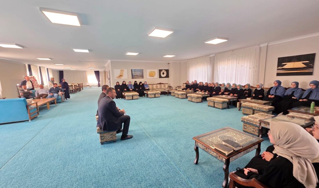 Bereketli Hafızlık Kız Kur’an Kursu'nda din görevlileri ve öğrencilerin buluştuğu