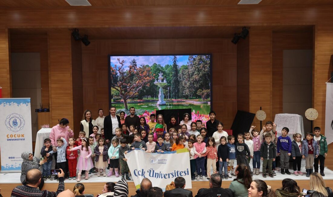 Bandırma Onyedi Eylül Üniversitesi'nde sahnelenen "Ay Işığı Adası" çocuk oyunu,