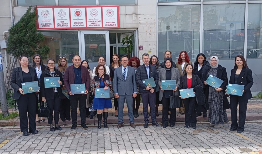 Avrupa Kalite Etiketi kazanan öğretmenler, belgelerini İlçe Milli Eğitim Müdürü