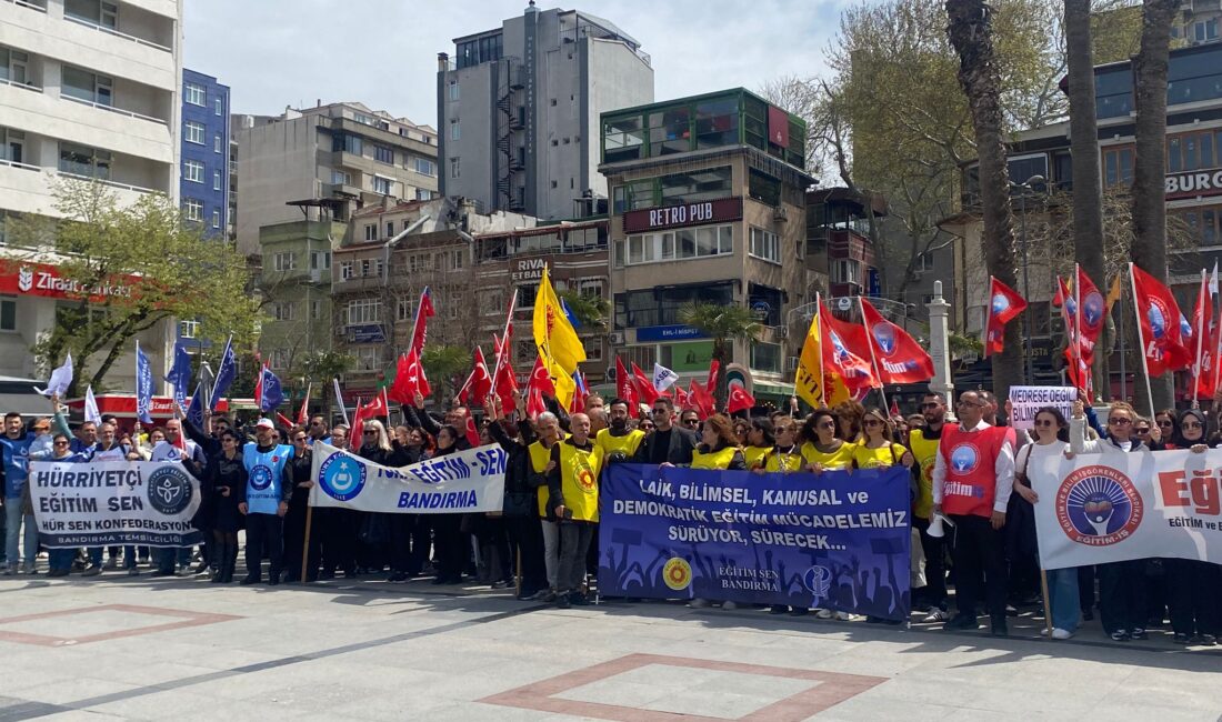 Siverek'teki silahlı saldırıya karşı, Bandırma'daki eğitim sendikalarının Cumhuriyet Meydanı'ndaki tepkisini