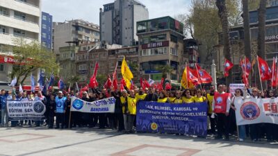 Siverek'teki silahlı saldırıya karşı, Bandırma'daki eğitim sendikalarının Cumhuriyet Meydanı'ndaki tepkisini