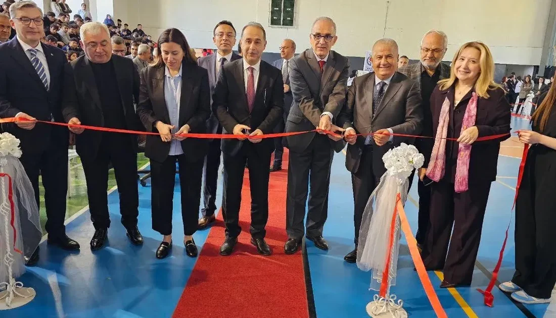 Bandırma Edincik'te bilim şöleni! TÜBİTAK 4006 Bilim Fuarı'nı keşfedin. Öğrencilerin