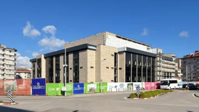 Paşakonak'taki kültür merkezi inşaatında gecikme yaşanıyor. Yüklenici firmanın ödenek yetersizliği