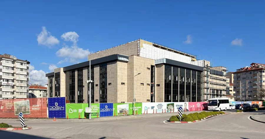 Paşakonak'taki kültür merkezi inşaatında gecikme yaşanıyor. Yüklenici firmanın ödenek yetersizliği