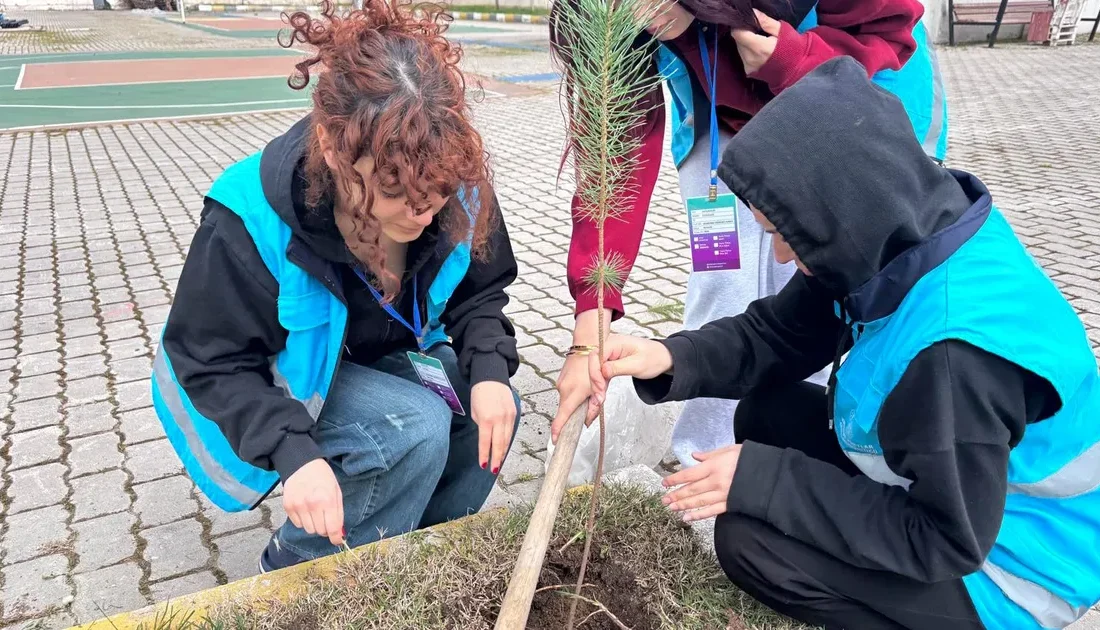 Bandırma Kız Yurdu’nda kalan öğrenciler, yurt bahçesini yeşillendirmek amacıyla düzenlenen