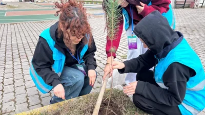 Bandırma Kız Yurdu’nda kalan öğrenciler, yurt bahçesini yeşillendirmek amacıyla düzenlenen
