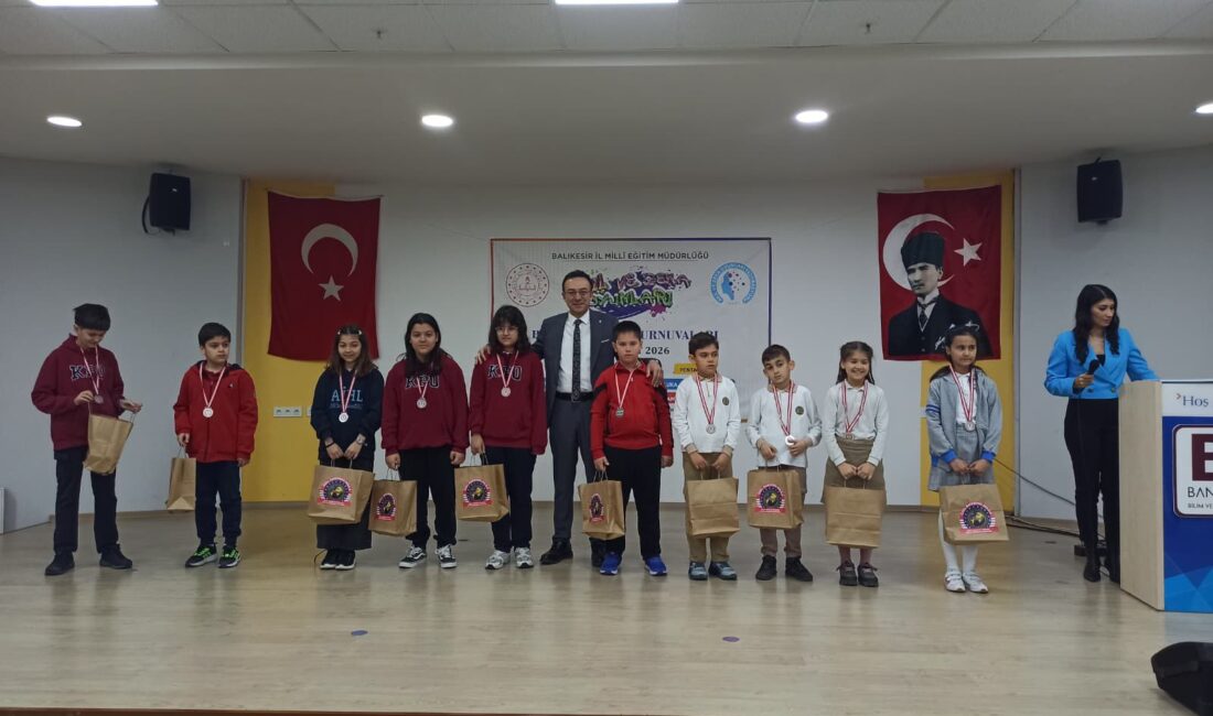 Bandırma'da düzenlenen Türkiye Akıl ve Zeka Oyunları Turnuvası'nda ödül kazanan