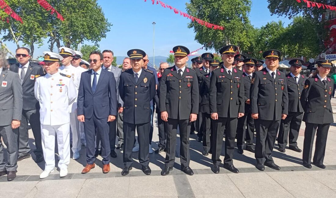 Bandırma'da 19 Mayıs coşkusu! Öğrenci ve sporcuların gösterileriyle meydan renklendi.