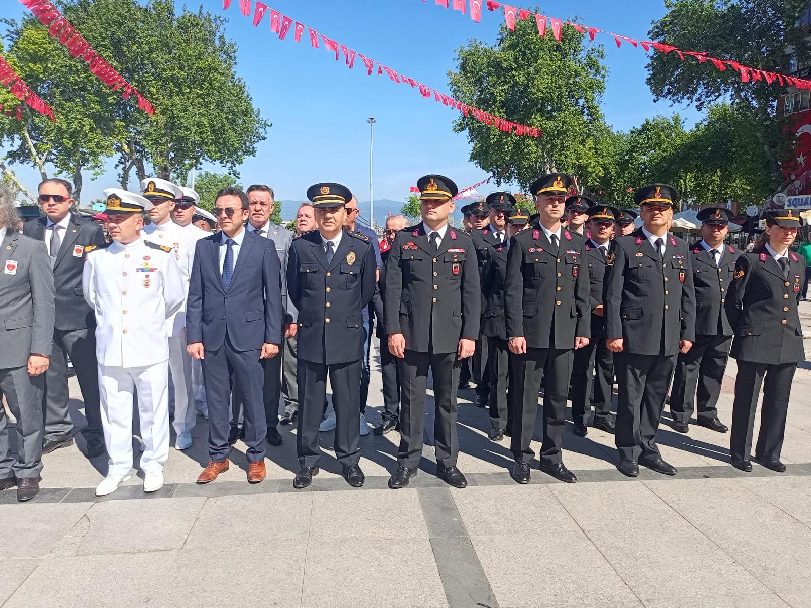 Bandırma'da 19 Mayıs coşkusu! Öğrenci ve sporcuların gösterileriyle meydan renklendi.