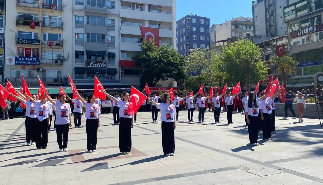 19 Mayıs coşkusuna ortak olun! Cumhuriyet Meydanı'ndaki törenler, gösteri ve
