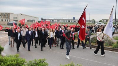 Bandırma'da coşku! Öğrencilerin katılımıyla Gençlik Haftası korteji düzenlendi. Renkli anlara