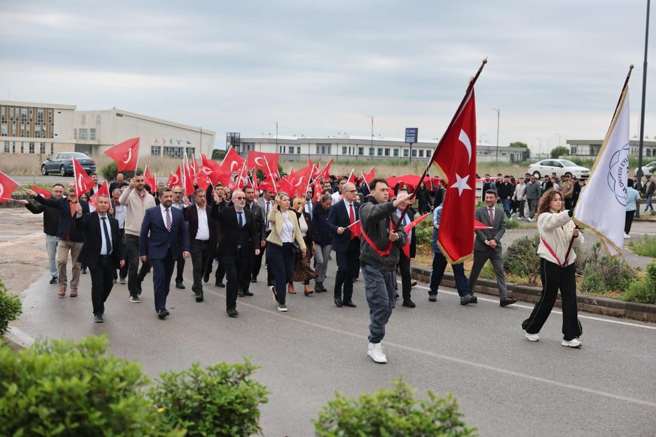 Bandırma'da coşku! Öğrencilerin katılımıyla Gençlik Haftası korteji düzenlendi. Renkli anlara