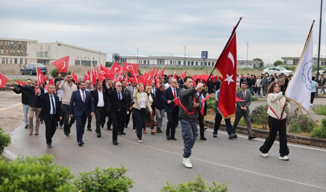 Bandırma'da gençlik coşkusu! Üniversite kortej yürüyüşüne göz atın. Renkli anlar