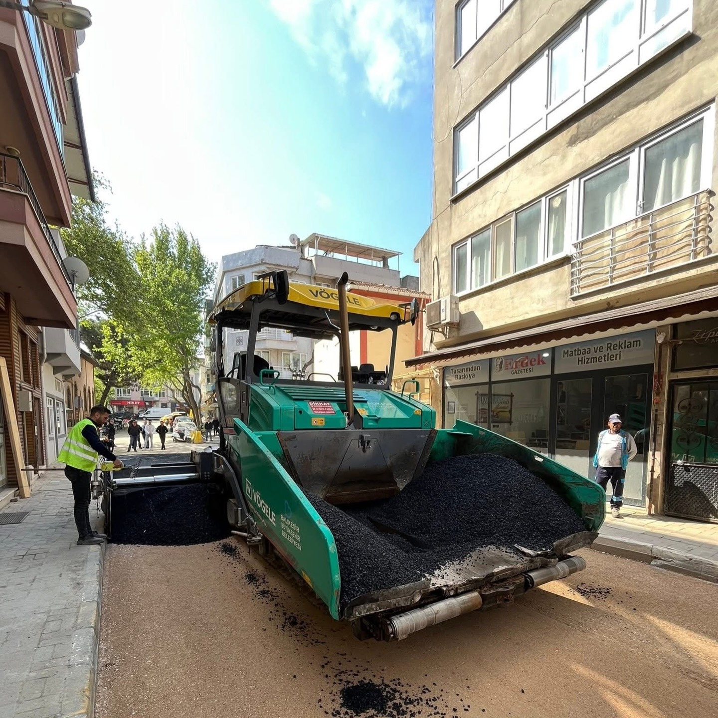 Erdek'te yol yenileme çalışmalarıyla ulaşım kalitesi artıyor! Balıkesir Büyükşehir Belediyesi