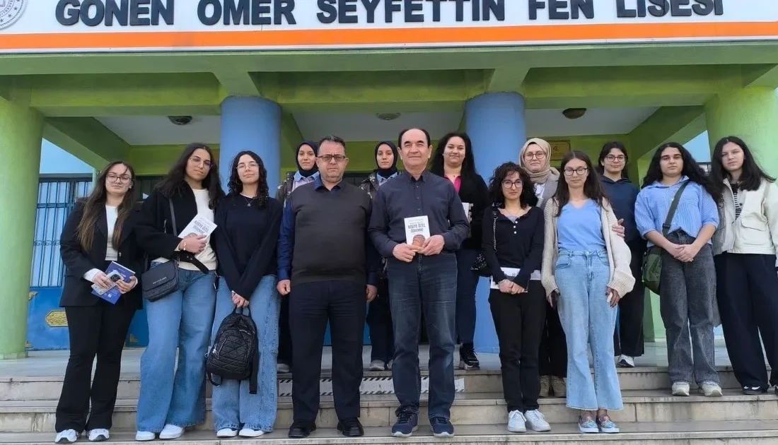 Gönen Ömer Seyfettin Fen Lisesi'ndeki kitap okuma etkinliğinde Kaymakam Altıntaş