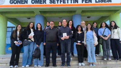 Gönen Ömer Seyfettin Fen Lisesi'ndeki kitap okuma etkinliğinde Kaymakam Altıntaş