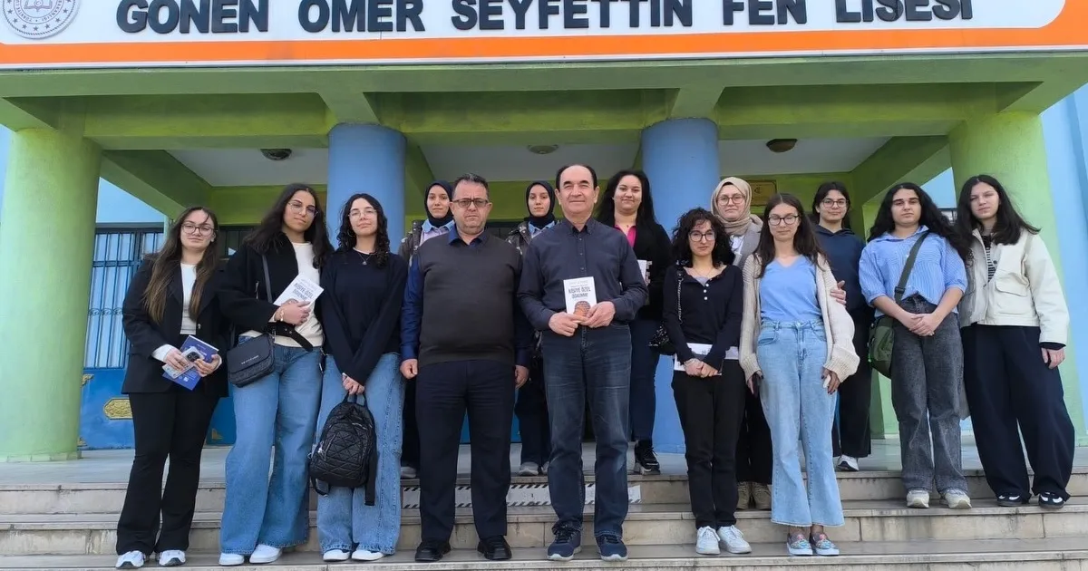 Gönen Ömer Seyfettin Fen Lisesi'ndeki kitap okuma etkinliğinde Kaymakam Altıntaş