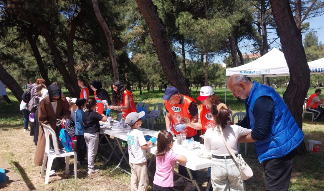 TEMA Vakfı Bandırma'nın Bahar Şenliği'ndeki Tohum Topu Atölyesi ile çocuklara