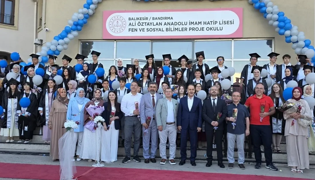 Ali Öztaylan Anadolu İmam Hatip Ortaokulu'nda mezuniyet coşkusu yaşandı. Kaymakam