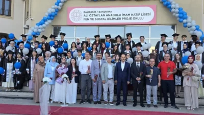 Ali Öztaylan Anadolu İmam Hatip Ortaokulu'nda mezuniyet coşkusu yaşandı. Kaymakam