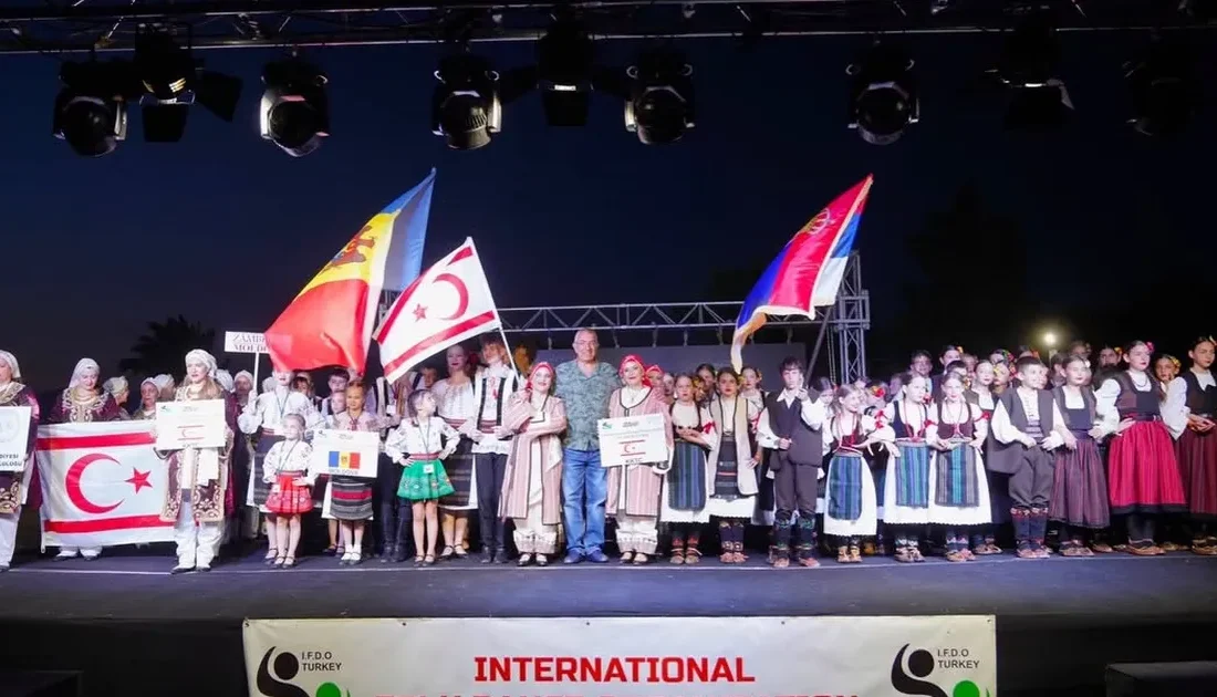 Ayvalık'ta düzenlenen Uluslararası Deniz ve Kum Günleri Festivali'nde 250 folklorcu,