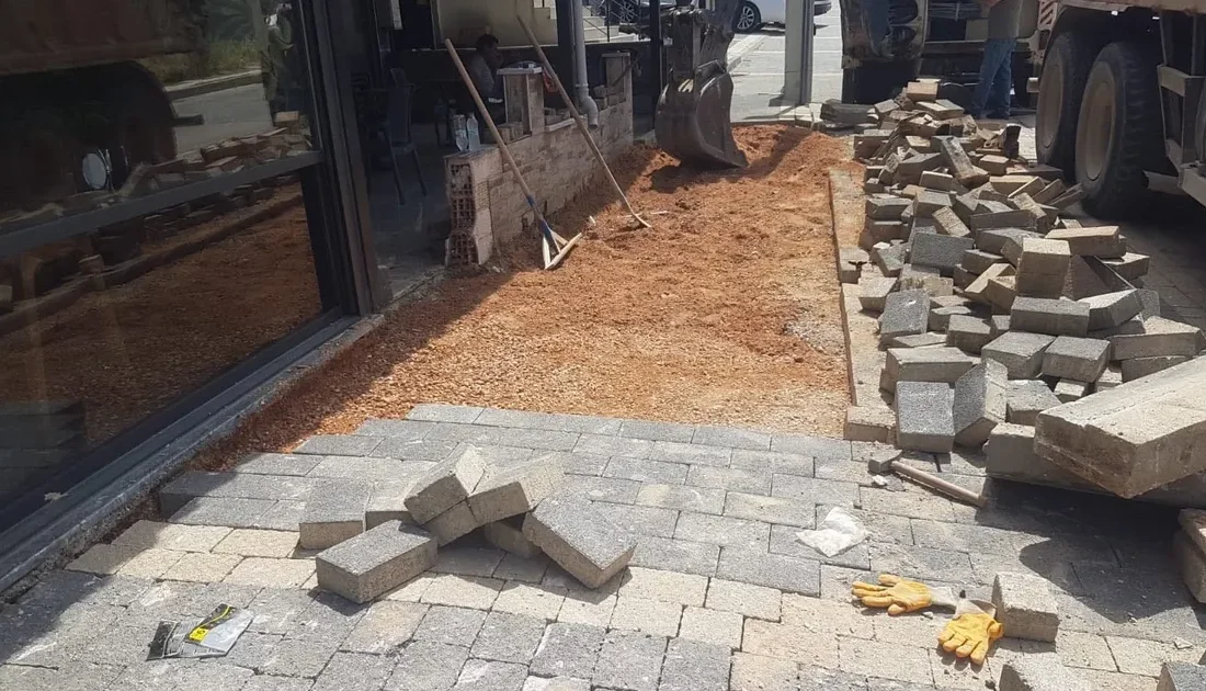 Bandırma Belediyesi, altyapı çalışmaları sonrasında bozulan parke ve kaldırımları onarıyor.