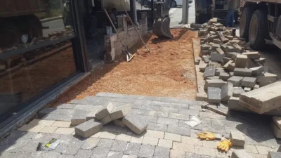 Bandırma Belediyesi, altyapı çalışmaları sonrasında bozulan parke ve kaldırımları onarıyor.