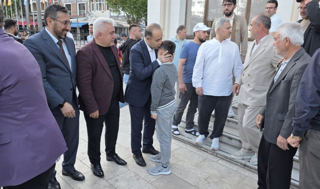 Bandırma Kaymakamı ve ilçe protokolü, bayram namazı sonrası vatandaşlarla bayramlaştı.