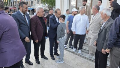 Bandırma Kaymakamı ve ilçe protokolü, bayram namazı sonrası vatandaşlarla bayramlaştı.