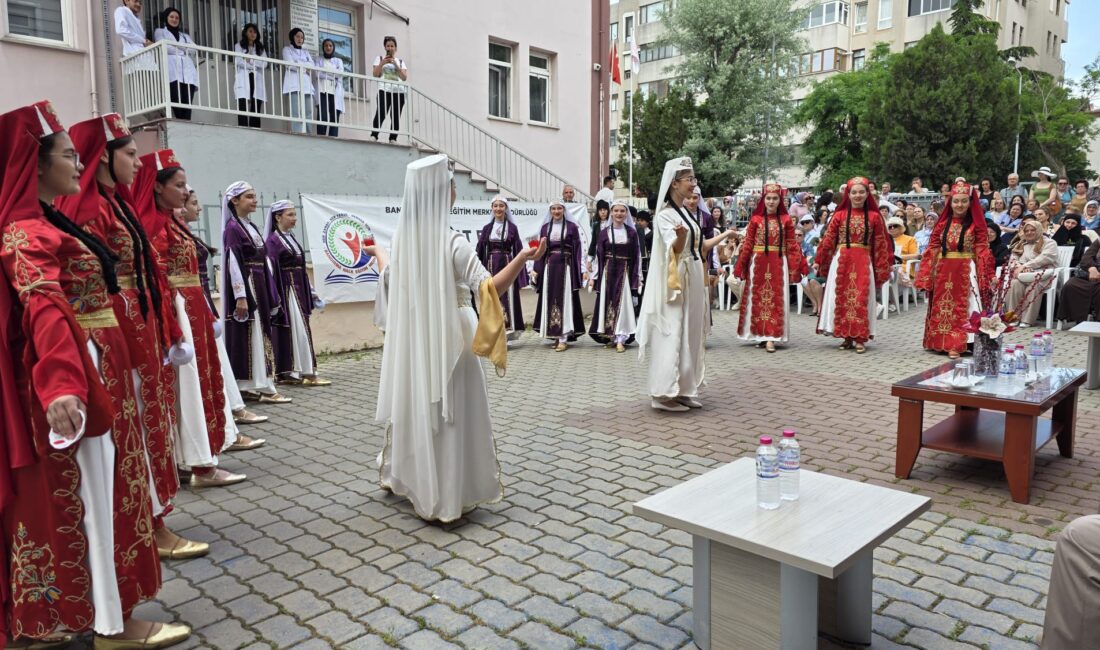 Bandırma Halk Eğitimi Merkezi'nin düzenlediği Hayat Boyu Öğrenme Şenliği'nde kursiyerlerin