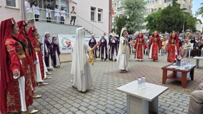 Bandırma Halk Eğitimi Merkezi'nin düzenlediği Hayat Boyu Öğrenme Şenliği'nde kursiyerlerin