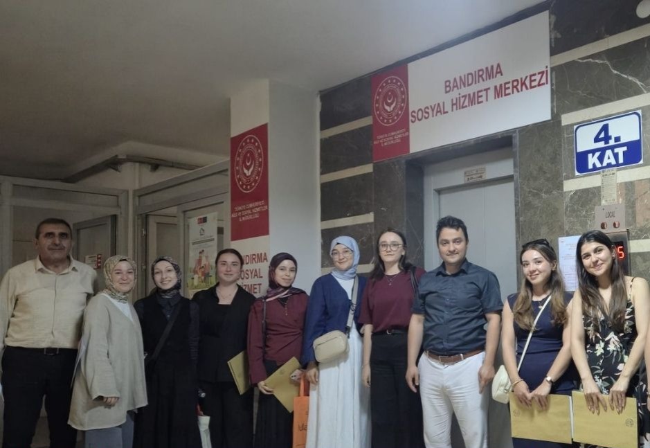 Bandırma Sosyal Hizmet Merkezi'nde staj yapan sosyal hizmet öğrencileri, dört
