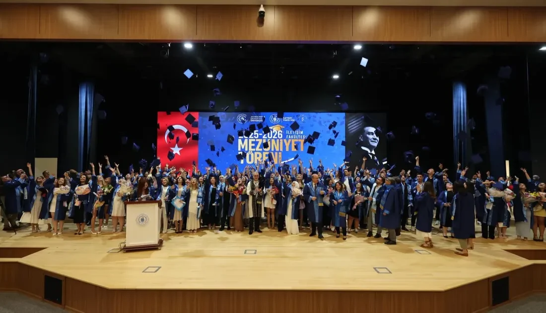 Bandırma Onyedi Eylül Üniversitesi İletişim Fakültesi mezuniyet törenine katıl, kep