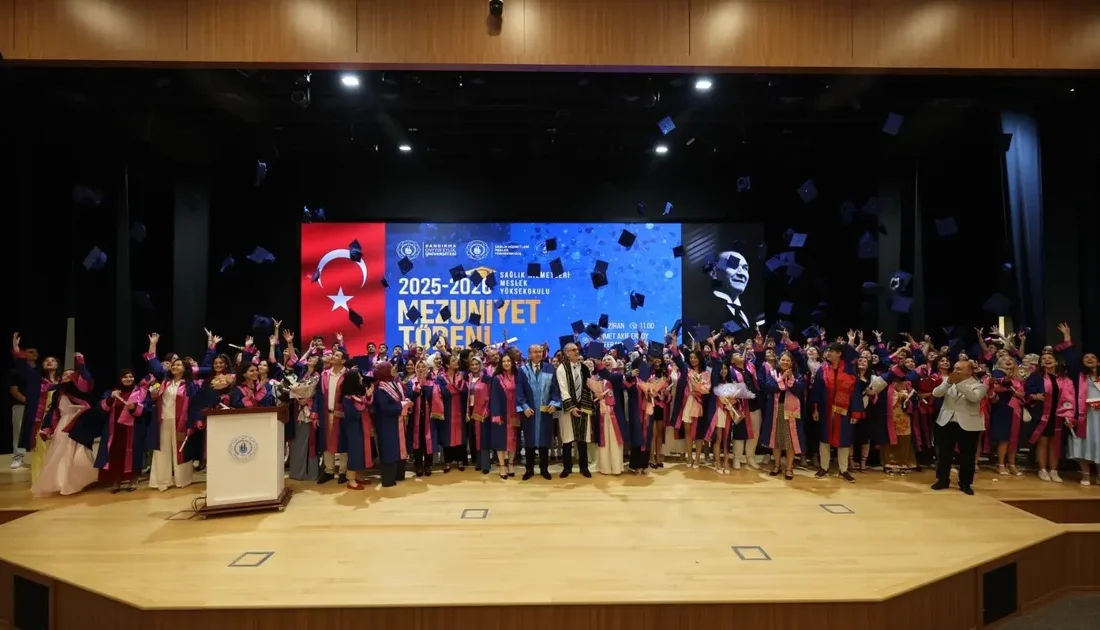 Bandırma Onyedi Eylül Üniversitesi Sağlık Hizmetleri Meslek Yüksekokulu mezuniyet töreninde