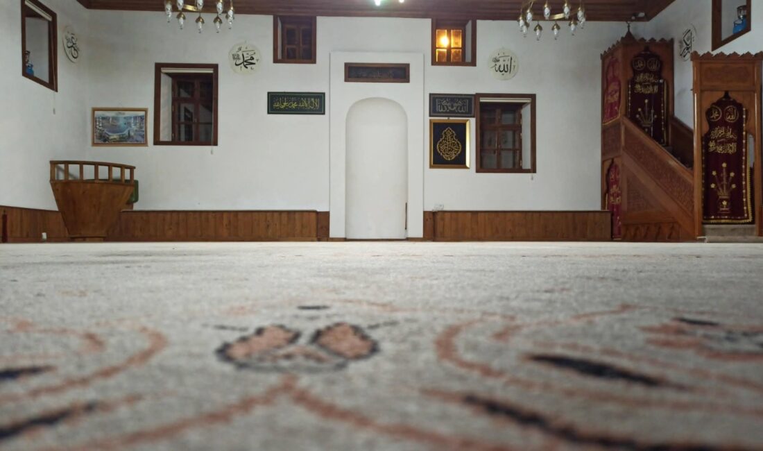 Bandırma Edincik Emir Sultan Camii, Kisve-i Şerif’i cuma ve cumartesi