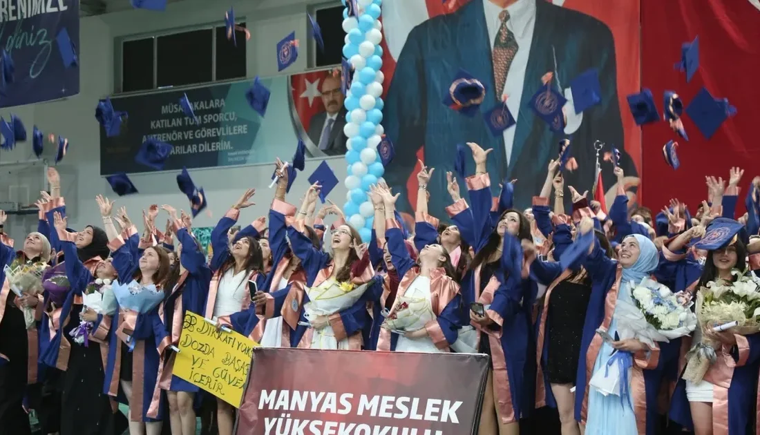 Bandırma Onyedi Eylül Üniversitesi Manyas Meslek Yüksekokulu mezuniyet töreninde öğrenciler