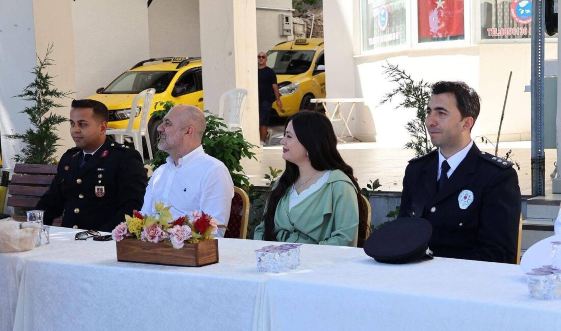 Marmara Adalar Kaymakamı ve Belediye Başkanı vatandaşlarla bayramlaştı. Bayram coşkusuna