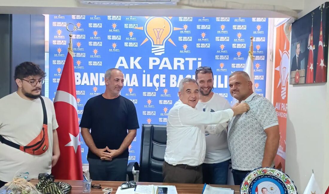 AK Parti Bandırma İlçe Başkanı Göksel Karlahan, partiye yeni üye