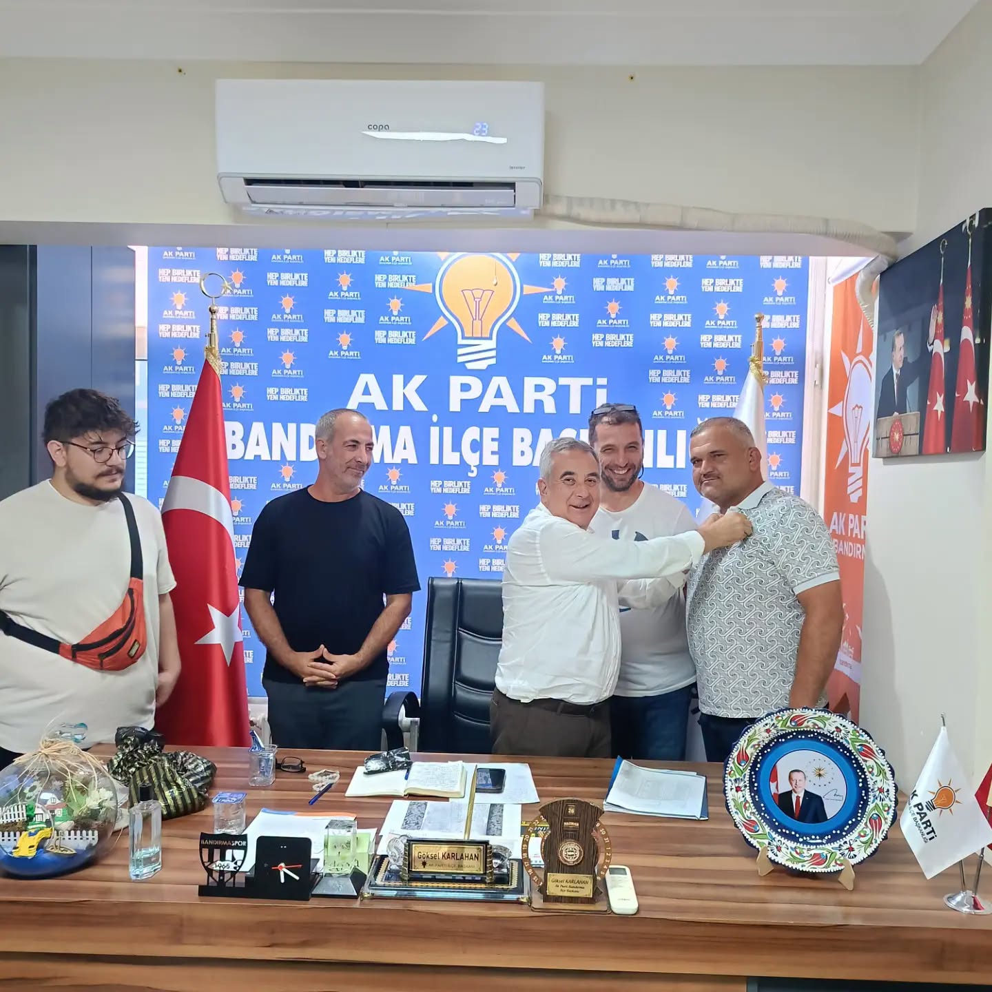 AK Parti Bandırma İlçe Başkanı Göksel Karlahan, partiye yeni üye