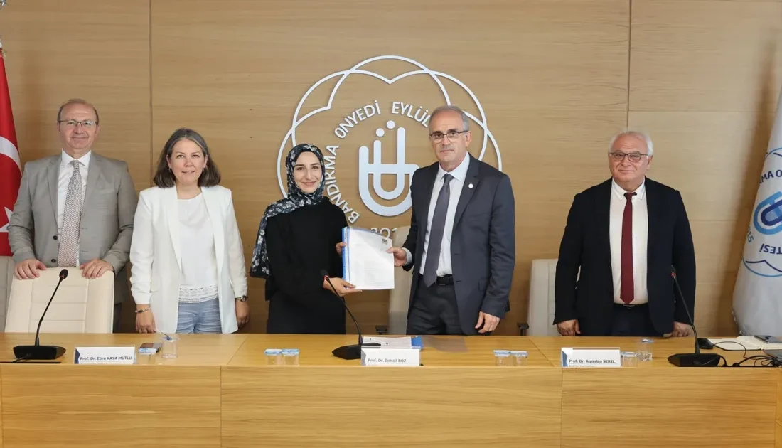 BANÜ Sosyal Transkript Uygulaması ilk belgesini Fizyoterapi öğrencisi Büşra Keser'e