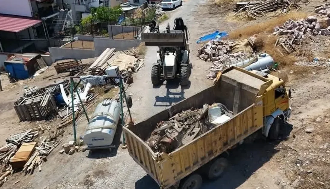 Ayvalık Belediyesi, kamuya açık alanlardaki moloz ve atıkları temizlerken, çevreyi