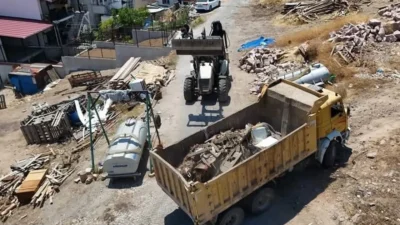 Ayvalık Belediyesi, kamuya açık alanlardaki moloz ve atıkları temizlerken, çevreyi