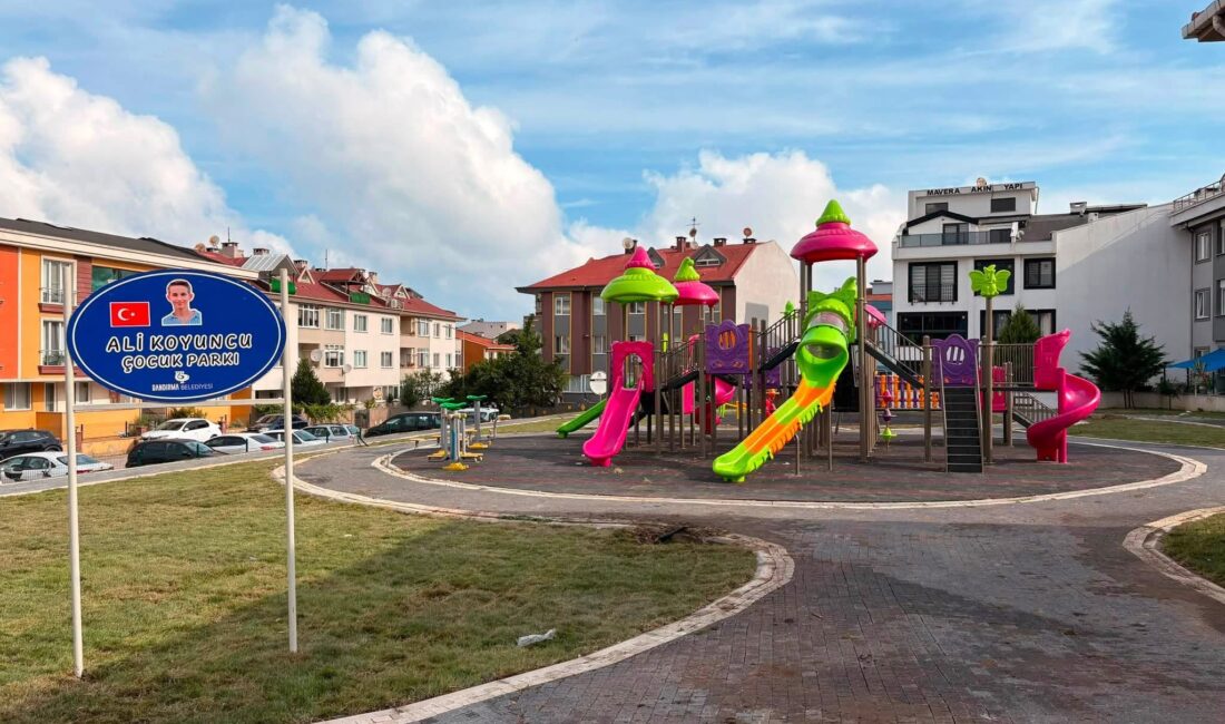 Bandırma Belediyesi, Paşakonak ve Sunullah mahallelerinde yapımı tamamlanan parklarda çim